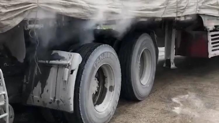 卡车长坡上刹车过热实在太危险了！
