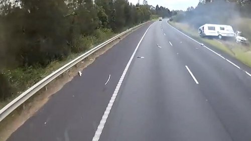 牵引房车的越野车在高速公路上失控，引发了一场事故。

