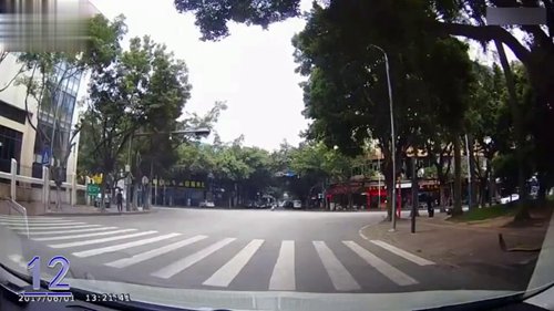 驾驶摩托车闯红灯被撞了！
