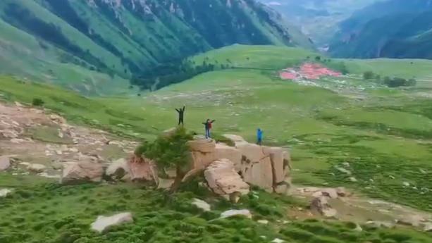 茶山航拍录像，站在一块高高的石头上
