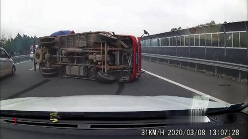 高速公路离汽车太近，卡车打滑失控。
