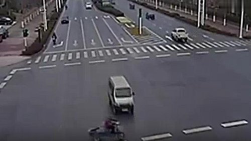 摩托车闯红灯，开得太快，很容易出事故。
