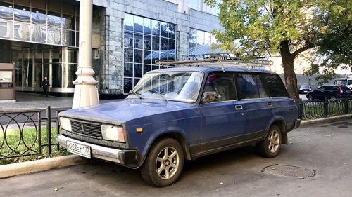 《汽车简评》俄罗斯街头拍摄80年代的经典老爷车，1984年神秘地超越了克尔维特

