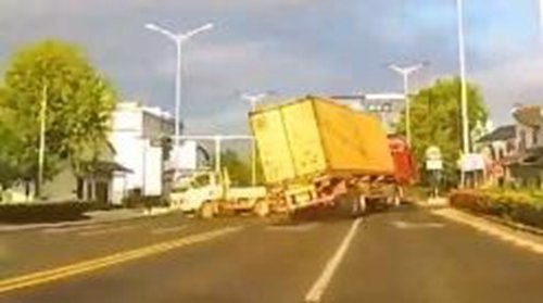 在十字路口有一个恐慌的时刻，卡车差点翻车以避免抢劫。
