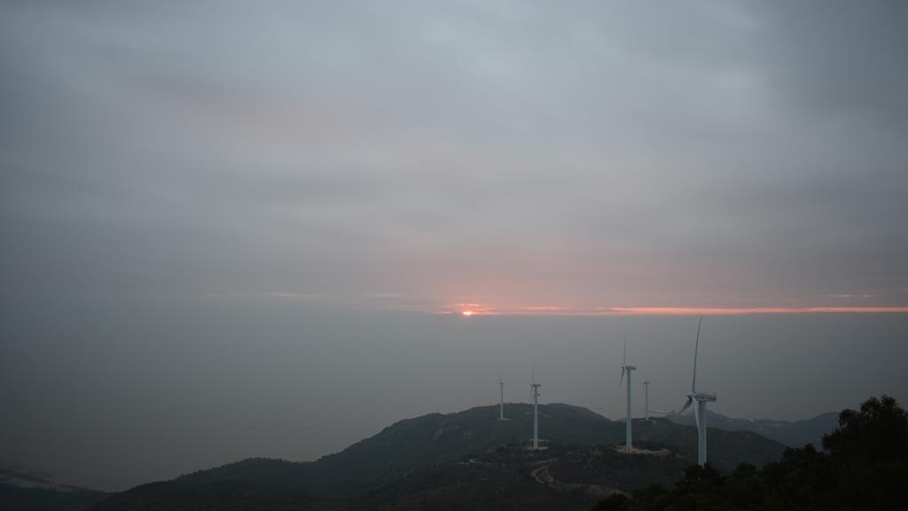 周末，我沿着广东省的泰山海岸开车，在海边的风车山上看日出。
