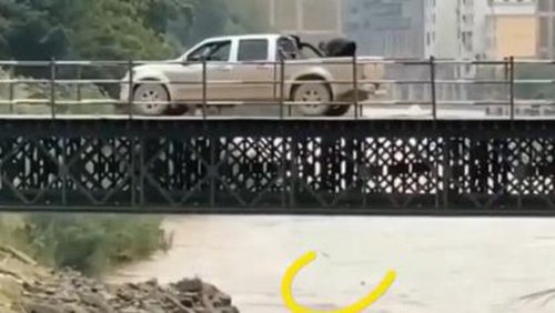 吴德的人把桥上的垃圾拿出来，被路人通过视频报道。
