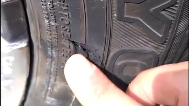 夏季一定要注意轮胎状况，否则高温会导致轮胎爆裂。
