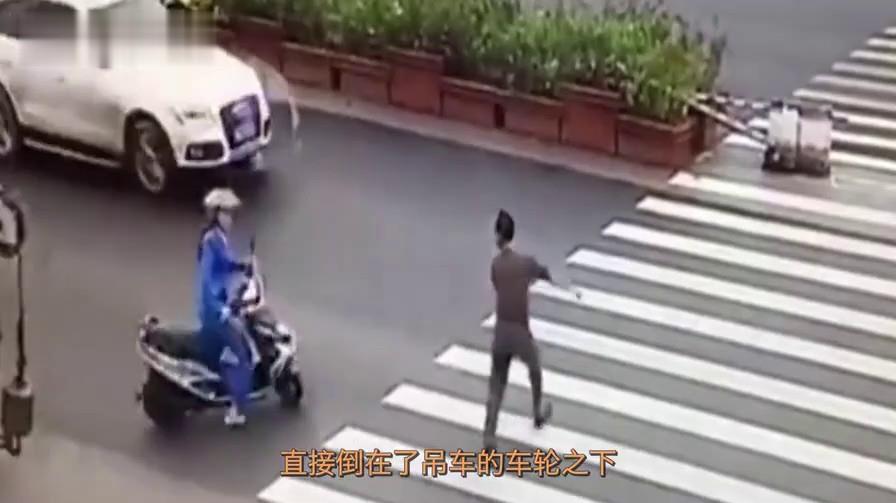 骑自行车的女人为了避免闯红灯摔倒了，但是这个男人的行为让人们很生气。
