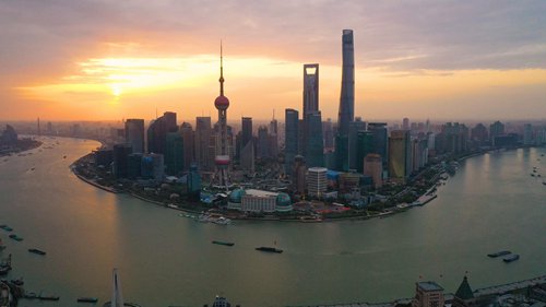 我喜欢航空摄影有三年了，我用新疆无人驾驶飞行器拍摄了上海的风景——神奇首都的日出。
