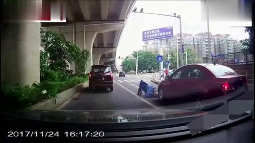 当一个女司机遇到一辆电动车过马路时，她毫不留情，就是说，她撞了它！
