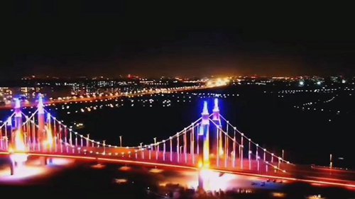 桥梁夜景的延迟航空摄影
