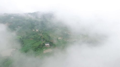 透过云雾鸟瞰小山村。
