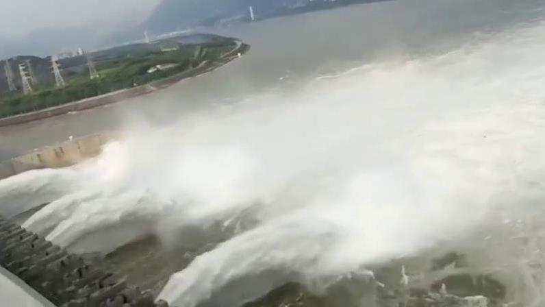拍摄了三峡大坝泄洪的壮观场面。
