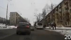 冰雪路上越野车失控，横冲直撞视频车塞！
