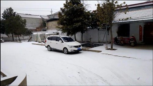 白雪覆盖的白色汽车
