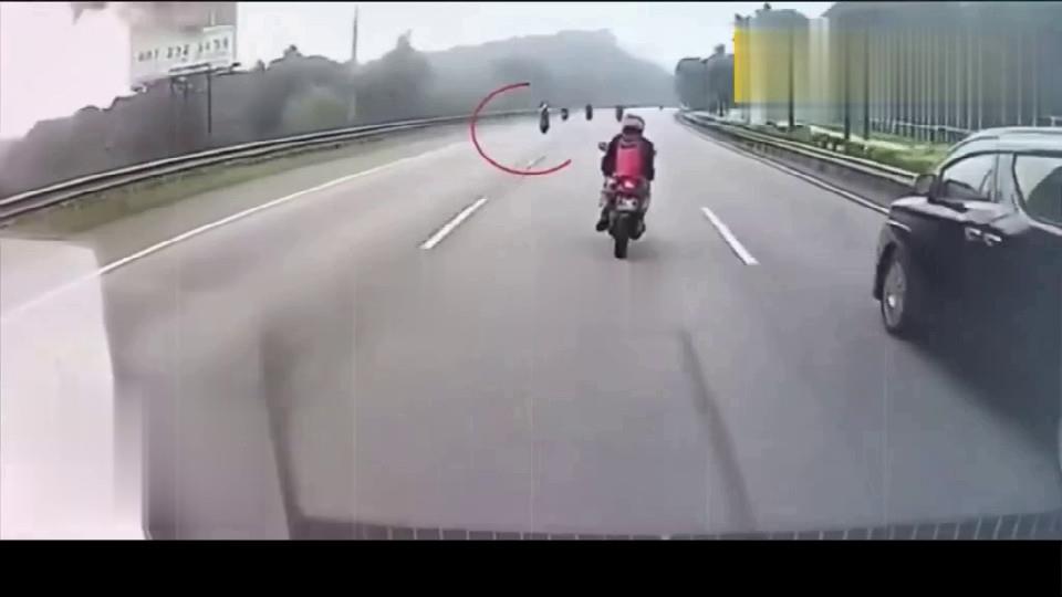 摩托车在高速行驶时失去控制，摔倒了。
