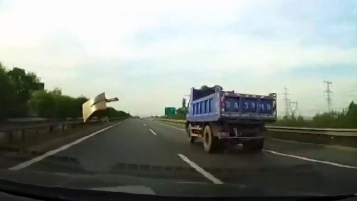 太危险了！高速卡车掉了一把铲子，打碎了后面卡车的挡风玻璃！
