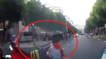 小学生跑过马路，被撞了。视频车的司机惊呆了！

