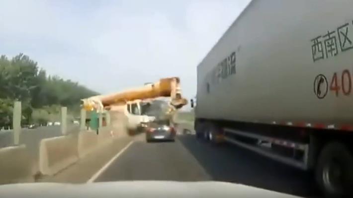 这种高速公路上的事故实在是忍不住了！对面车道上的卡车冲了过来！
