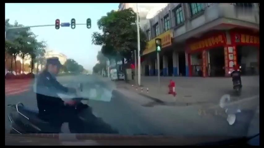 摩托车闯红灯，被视频车严重殴打。
