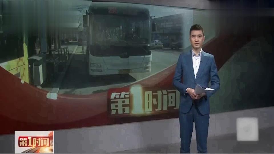 公交车变成救护车，司机师傅温暖的心帮助生病的乘客！。
