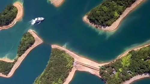绿湖一艘游艇，岛座形状不同
