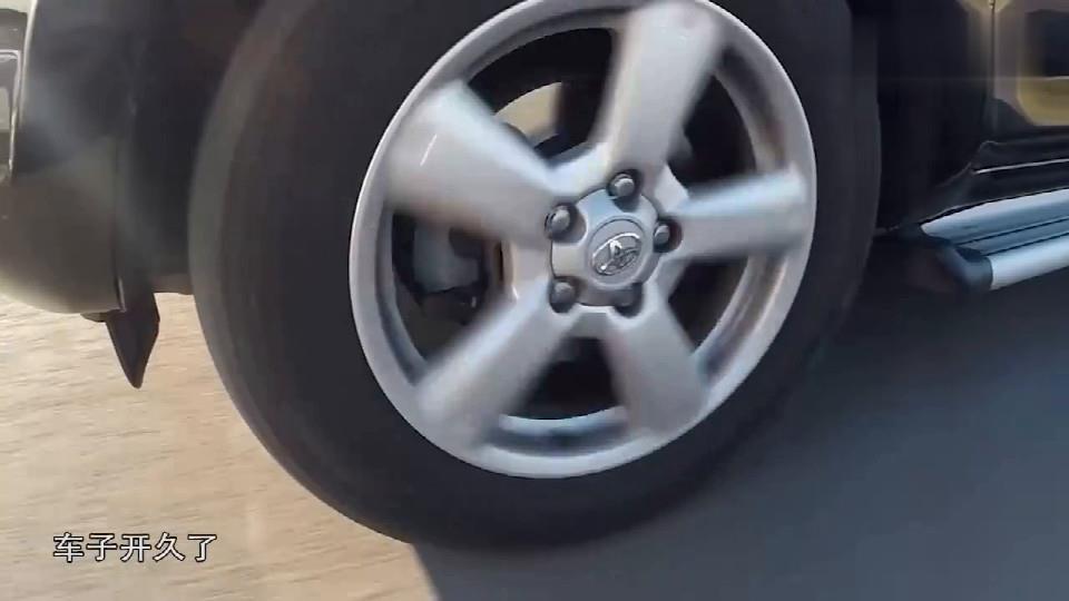 可充气黑色技术轮胎可以通过插入胶囊再生，而无需更换磨损的胎面。
