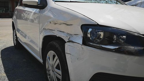 挡泥板是汽车受伤最常见的地方之一。
