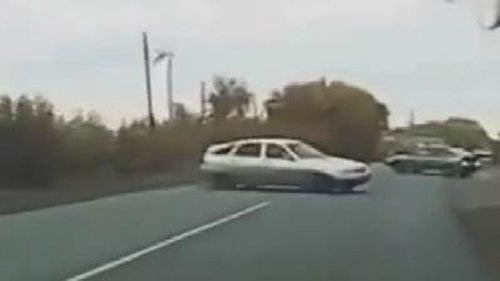 当轮胎出现在高速公路上“自由行走”时，视频车的司机惊呆了！
