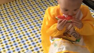 婴儿自己吃西瓜。
