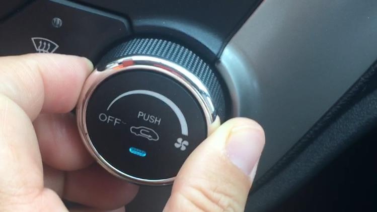  车内人性化的按钮非常方便调节风力。