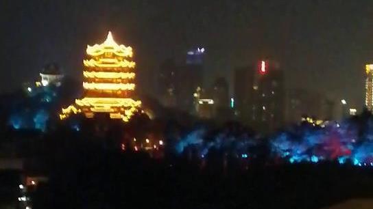 武昌黄鹤楼的夜景。
