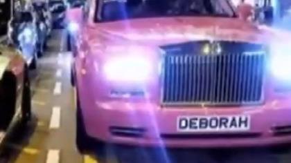 迪拜粉色劳斯莱斯公主出现在街上，导游在看！
