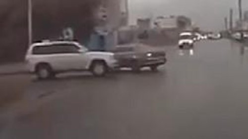 失控的越野车在该地区横冲直撞，监控拍下了可怕的一幕！
