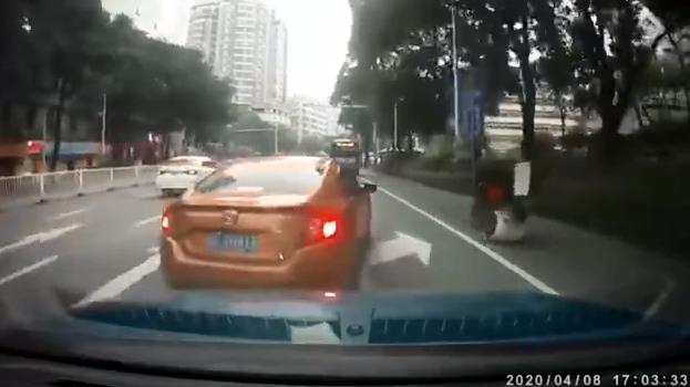 这辆民用汽车最终撞上了人。
