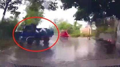 在雨天，弯道上的皮卡车失控并“漂移”，视频车也遭殃了！
